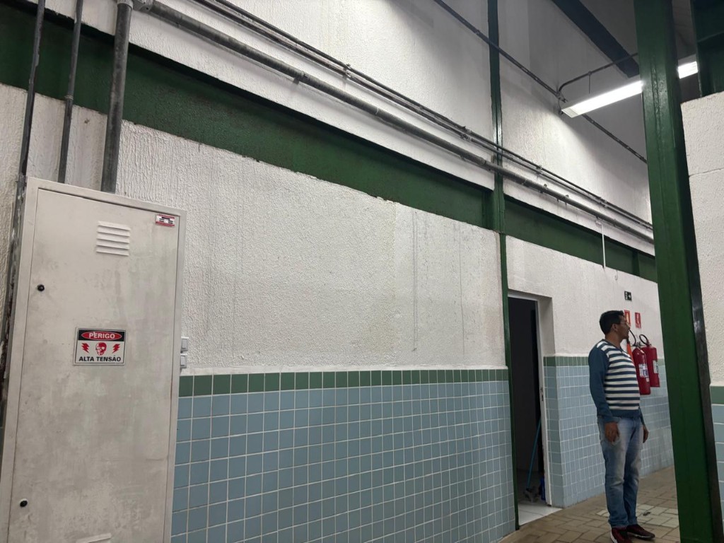 Área comum durante a pintura da parede